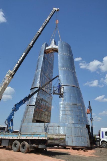 Foto colorida de estrutura metálica - Metrópoles