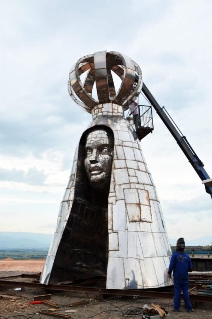 Foto colorida de escultura metálica, com rosto de Nossa Senhora Aparecida
