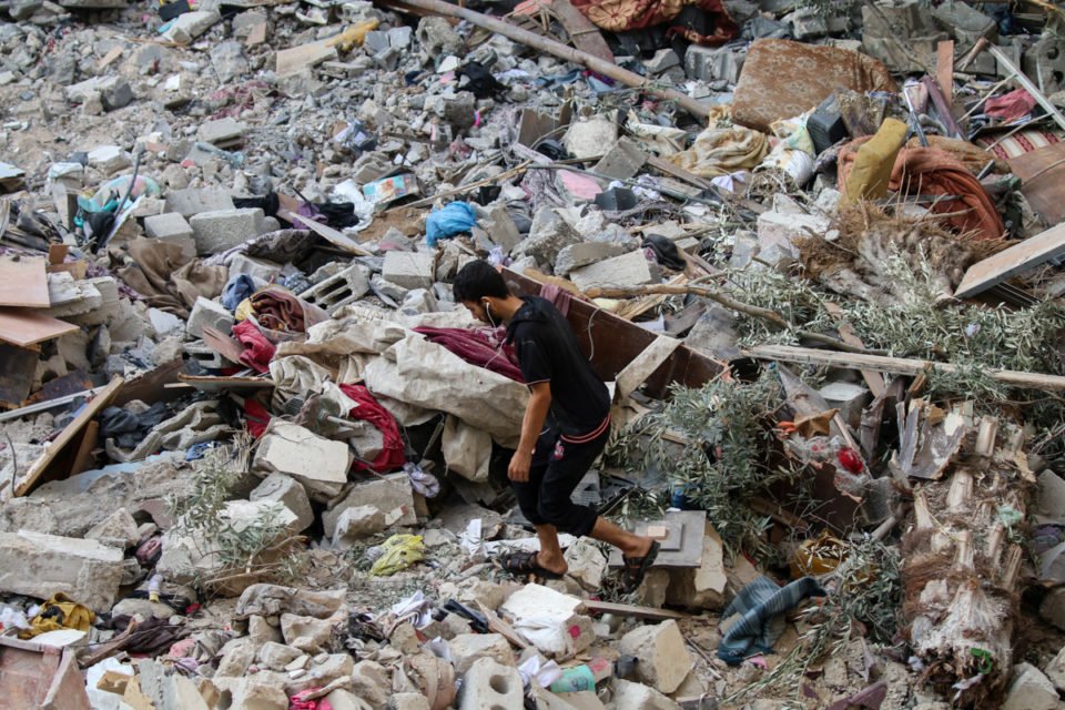 Cidadãos palestinos inspecionam danos às suas casas causados ​​por ataques aéreos israelenses em 8 de outubro de 2023 na Cidade de Gaza
