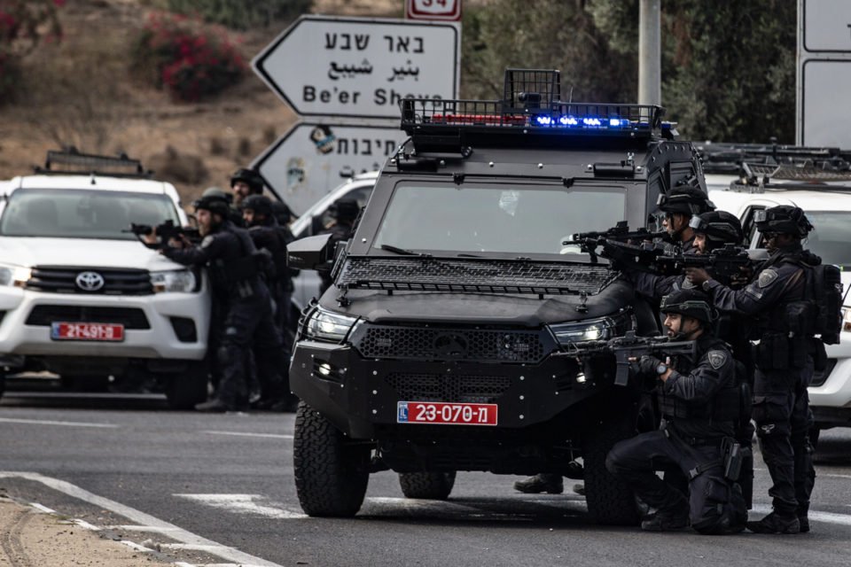 forças israelenses permanecem protegidas enquanto as medidas são reforçadas pelo exército, polícia e outras forças de segurança depois que o Hamas lançou a Operação Al-Aqsa Flood em Sderot, Israel