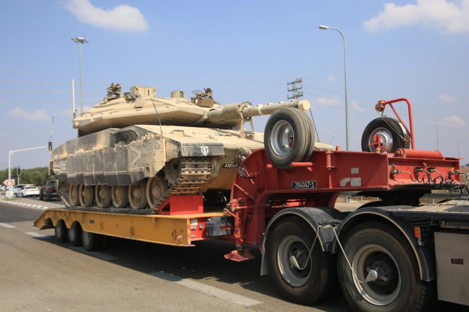 Um tanque israelense é transportado em um caminhão enquanto as medidas são reforçadas pelo exército, polícia e outras forças de segurança depois que o Hamas lançou a Operação Al-Aqsa Flood em Sderot