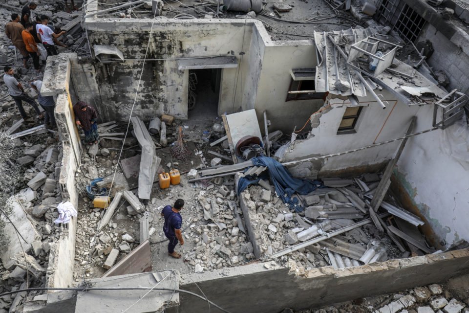 Uma visão dos destroços depois que caças israelenses destruíram um edifício após a Operação Al-Aqsa Flood lançada pelo Hamas em Rafah