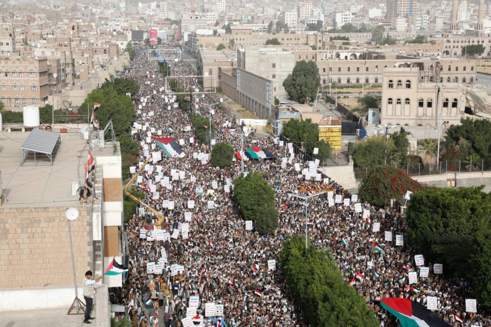 Os iemenitas participam de um protesto realizado para mostrar apoio às facções palestinas em sua luta contra Israel em 7 de outubro de 2023 em Sana'a, Iêmen