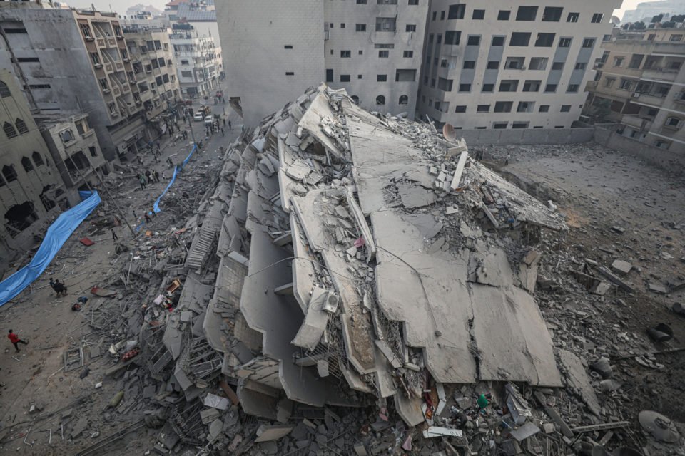 Uma vista aérea dos destroços do edifício 'Akluk' destruído por caças israelenses na cidade de Gaza, Gaza, em 08 de outubro de 2023