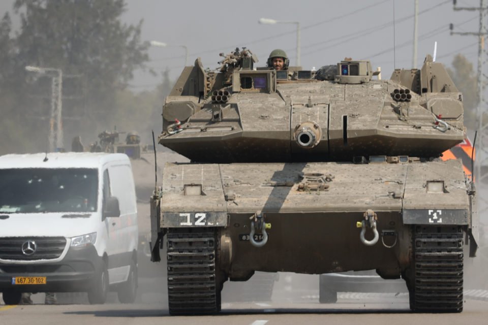 Tanques israelenses circulam em uma estrada depois que militantes palestinos lançaram mais foguetes contra cidades fronteiriças israelenses no domingo, um dia depois de um ataque em grande escala a Israel pelo Hamas, que governa a Faixa de Gaza