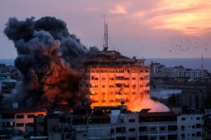 Uma fumaça sobe e uma bola de fogo sobre edifícios na cidade de Gaza em 7 de outubro de 2023, durante um ataque aéreo israelense - Metrópols