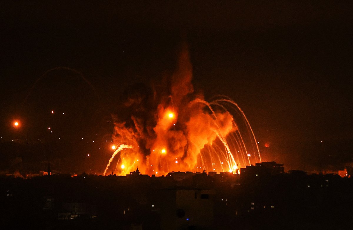 Fumaça e chamas aumentam após ataques aéreos das forças israelenses enquanto os confrontos continuam entre as forças israelenses e grupos armados palestinos em vários locais de Gaza em 08 de outubro de 2023 na Faixa de Gaza, Gaza, rave