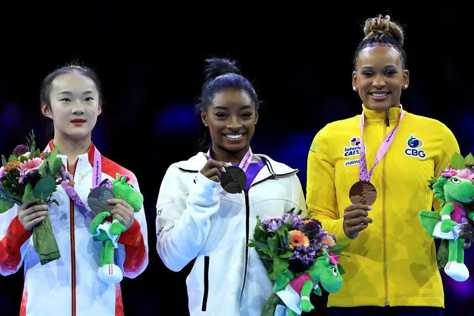 Rebeca Andrade sobre ouro no campeonato Mundial de Ginástica