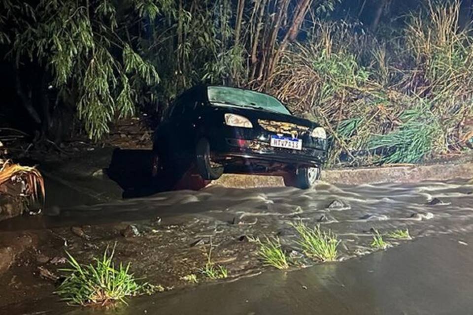 Chuva Forte Arrasta Carro E Deixa Idoso Pendurado Em Ms Metr Poles