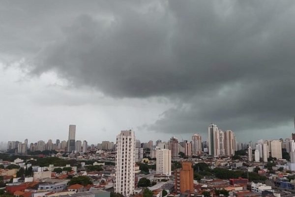 Acidente provocado por chuva deixa 2 mortos em SP; Inmet emite alerta