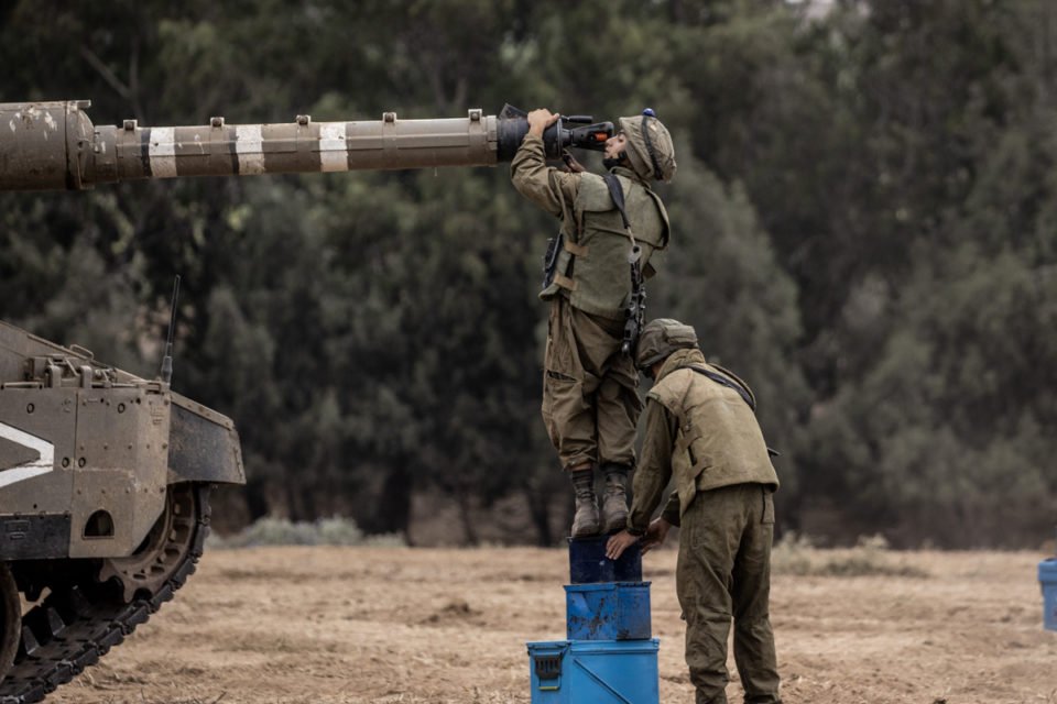 As forças israelenses aumentam as medidas de segurança na fronteira de Gaza em Sderot, Israel