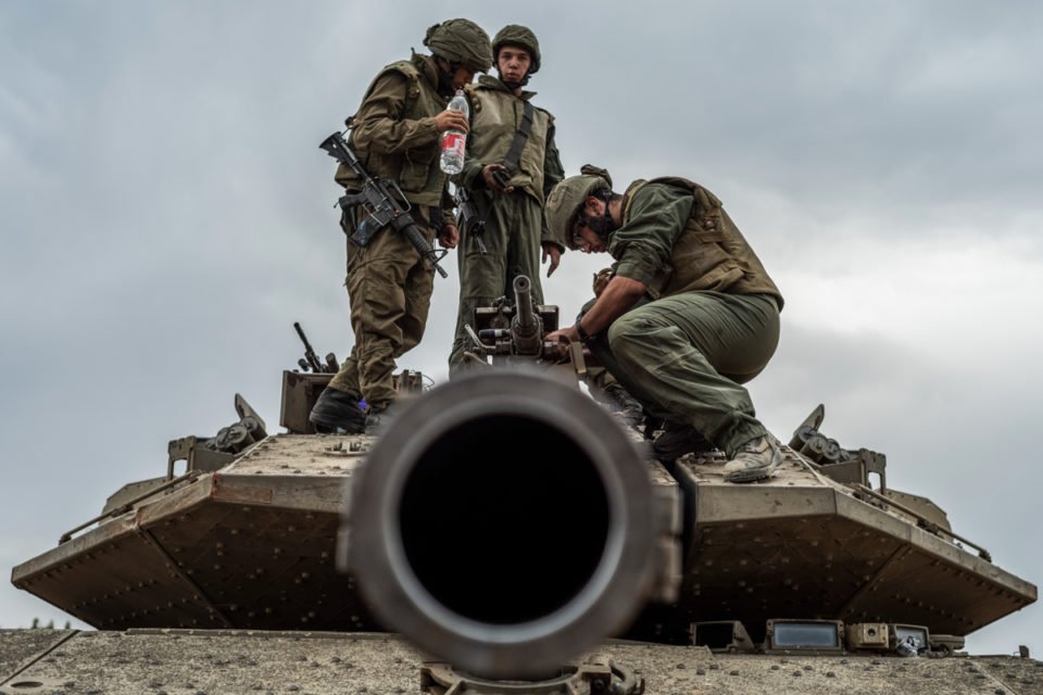 Soldados israelenses trabalham em um tanque na fronteira Israel-Gaza