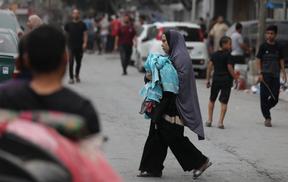 Os palestinos evacuaram suas casas após os ataques israelenses na Cidade de Gaza em 9 de outubro de 2023