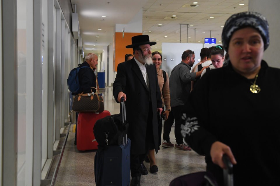 Pessoas chegam depois que a Grécia iniciou operações de repatriação em Israel para seus cidadãos em meio a confrontos contínuos, em Atenas, Grécia, em 9 de outubro de 2023