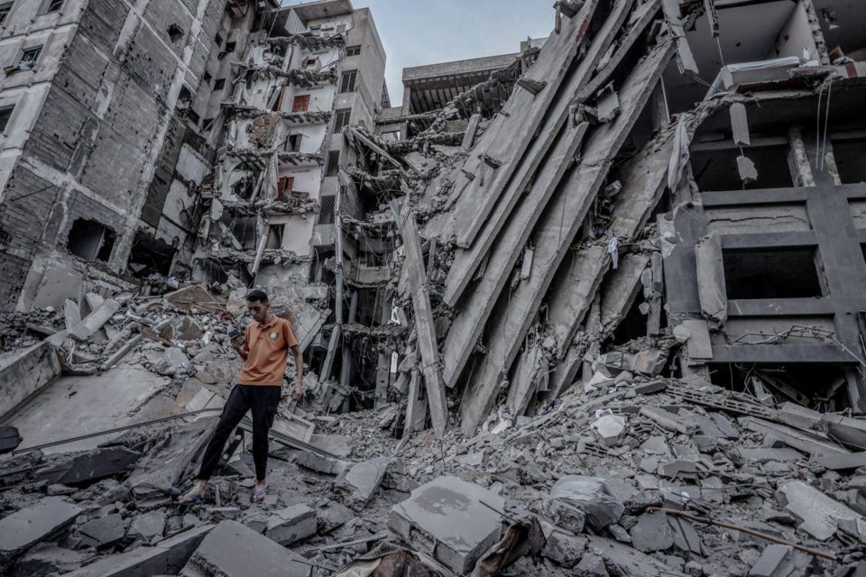 Ataques aéreos israelenses no Banco Nacional Islâmico de Gaza destroem edifícios e bairros no distrito de Rimal da Cidade de Gaza