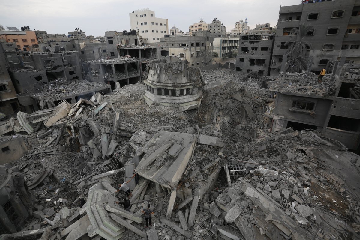 Uma vista dos destroços da Mesquita Ahmad Yasin após ataques aéreos israelenses na Faixa de Gaza em 09 de outubro de 2023