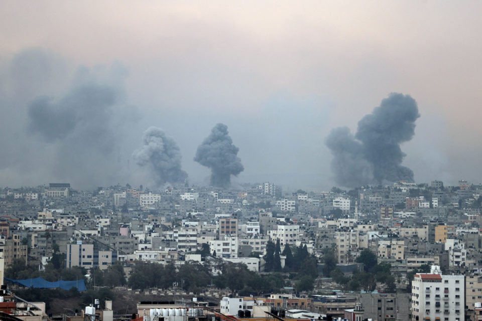 fumaça sobe após o ataque aéreo israelense na Faixa de Gaza em 9 de outubro de 2023