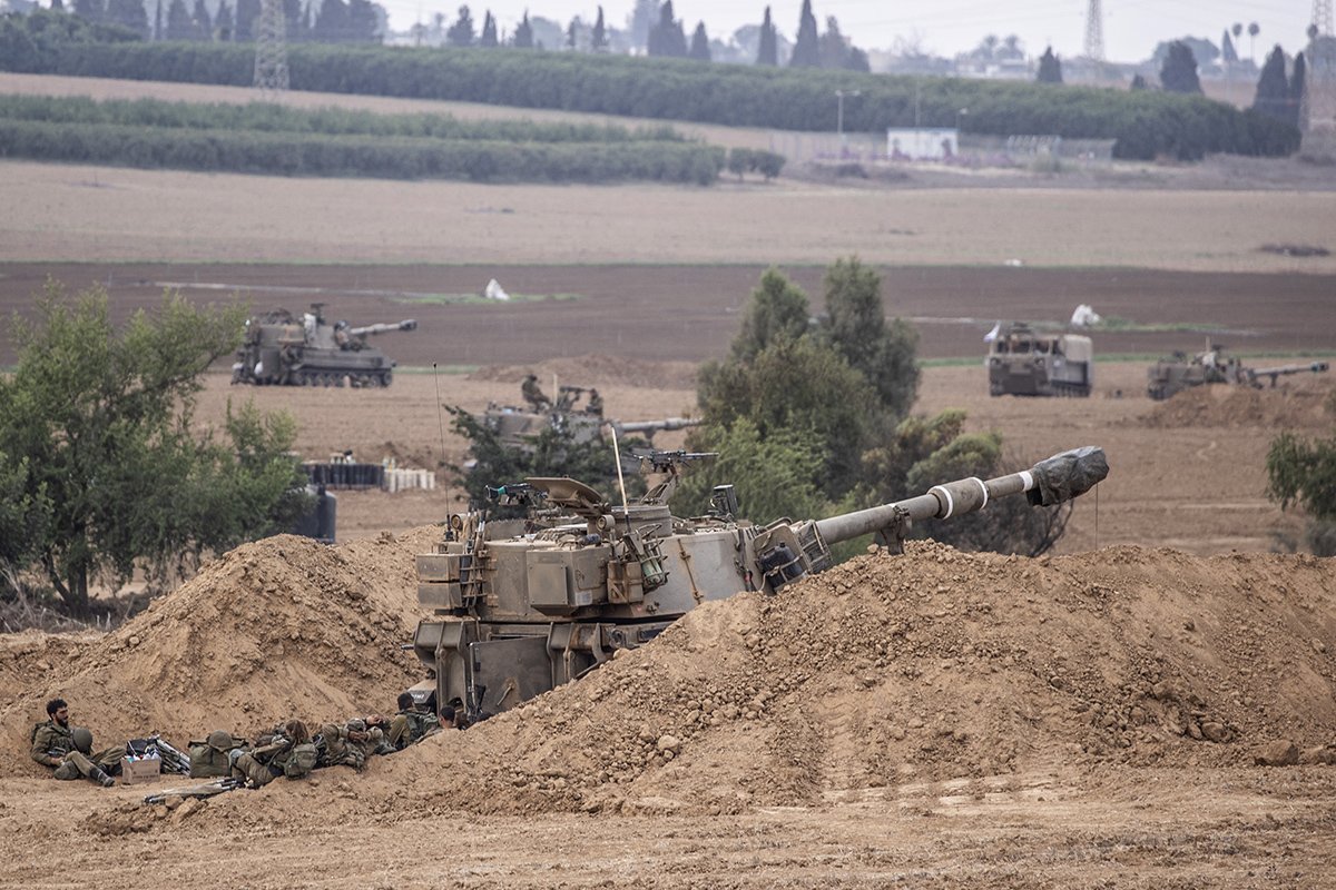 As forças israelenses aumentam as medidas de segurança na fronteira de Gaza em Sderot, Israel, em 9 de outubro de 2023