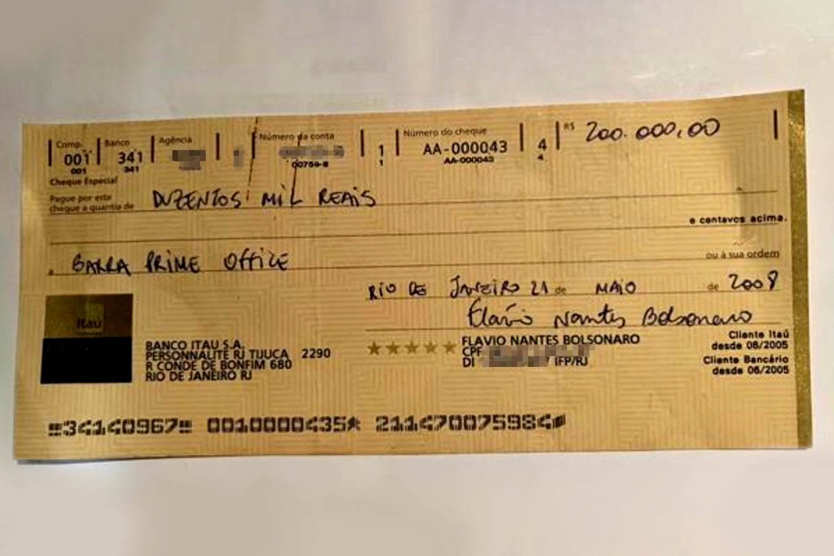 Em imagem colorida, cheque emitido pelo senador Flávio Bolsonaro em negociação para a compra de 12 salas comerciais no Rio de Janeiro