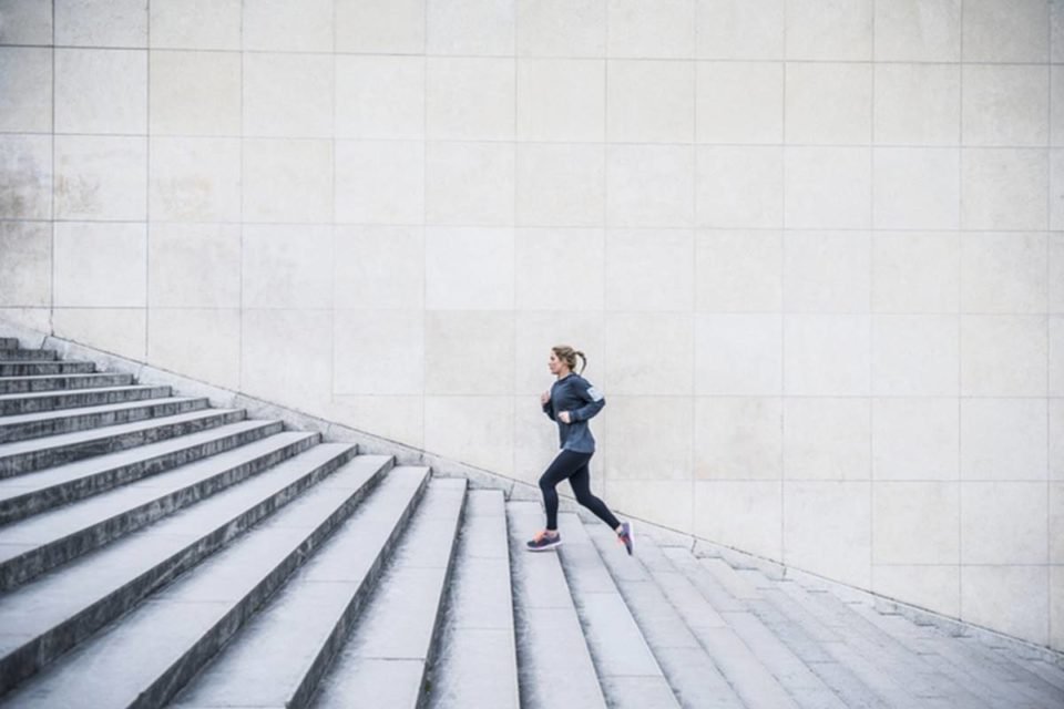 Subir 5 lances de escada por dia já reduz o risco de doenças cardíacas, diz  estudo (e é mais eficaz que dar 10 mil passos)