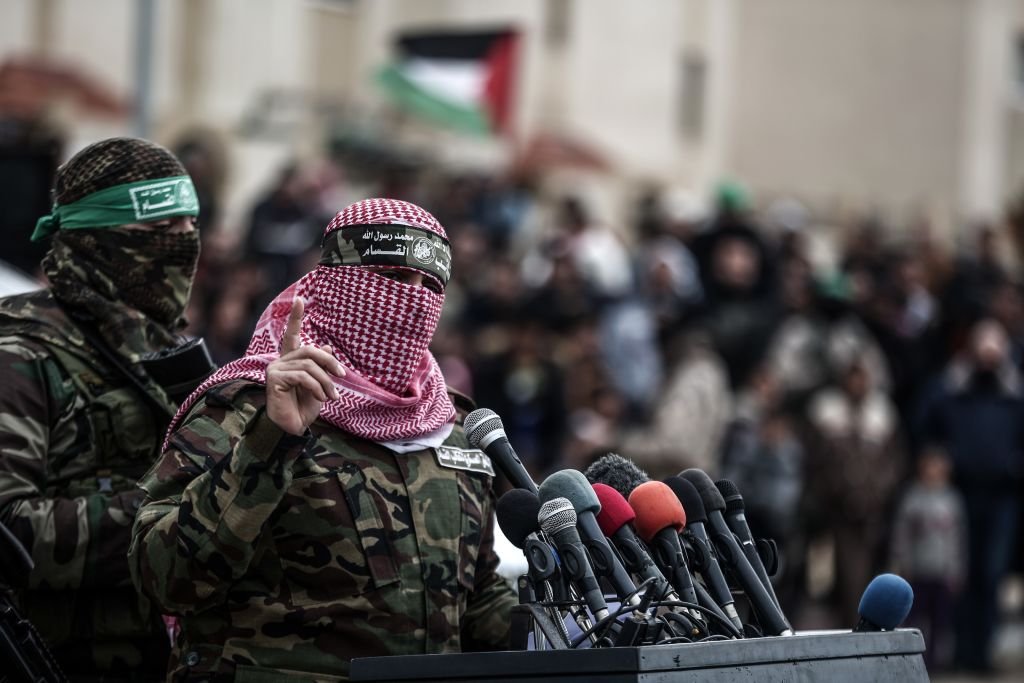 Imagem colorida mostra porta-voz do Hamas durante pronunciamento na Faixa de Gaza - Metrópoles