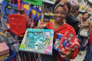 foto colorida de compradora de brinquedos em loja da 25 de Março na semana do Dia das Crianças - Metrópoles