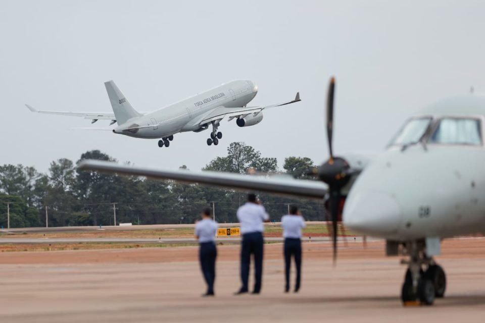 Guerra em Israel: Força Aérea do Brasil começa o desafio de repatriar  brasileiros em Israel e na Palestina