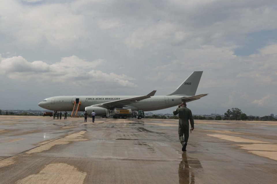 Avião da FAB decola de Israel com mais de 200 brasileiros