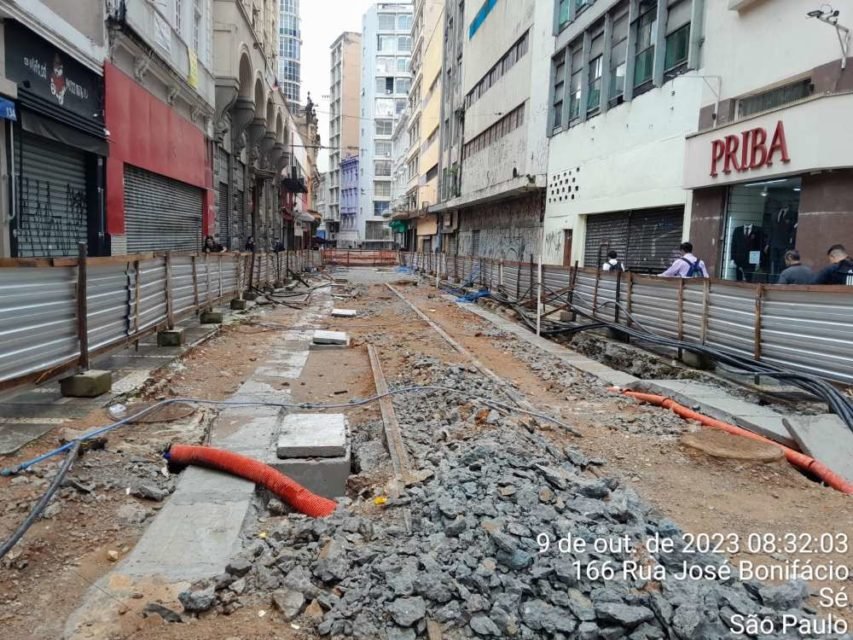 foto colorida do sítio arqueológico Trilhos da Light, descoberto durante obras nos calçadões do centro de SP - Metrópoles