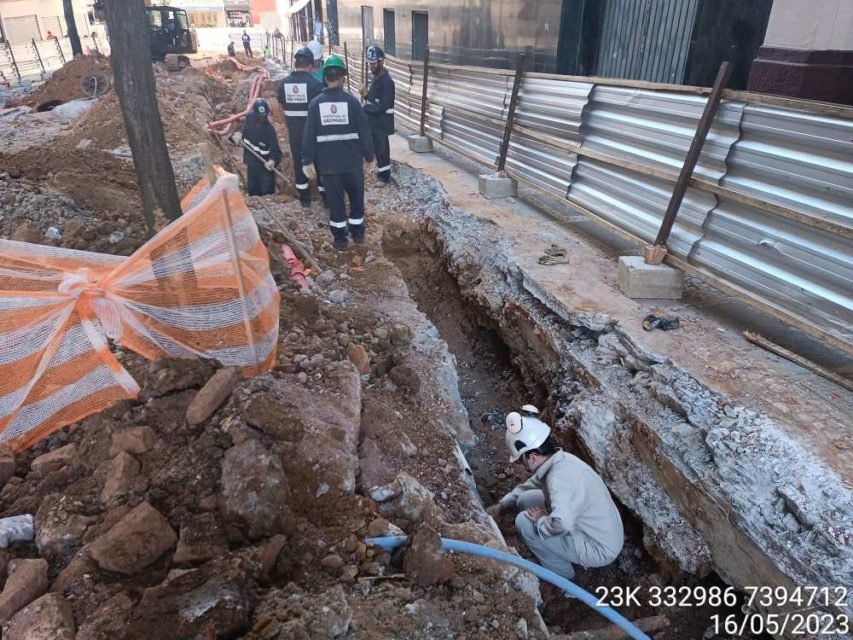 foto colorida de homens trabalhando no sítio arqueológico Rua Senador Paulo Egídio, descoberto durante obras nos calçadões do centro de SP - Metrópoles