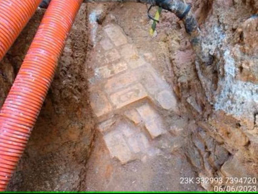 foto colorida do sítio arqueológico Rua Senador Paulo Egídio, descoberto durante obras nos calçadões do centro de SP - Metrópoles