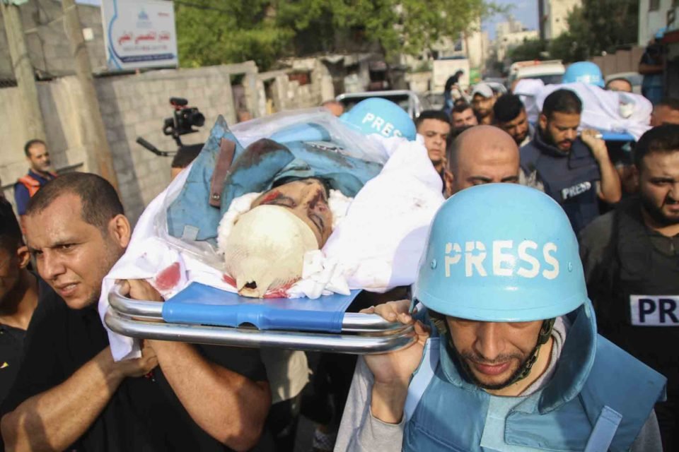 Amigos e parentes carregam os corpos dos jornalistas palestinos Muhammad Sobh e Saeed Al-Taweel, que foram mortos ataques aéreos israelenses - metrópoles
