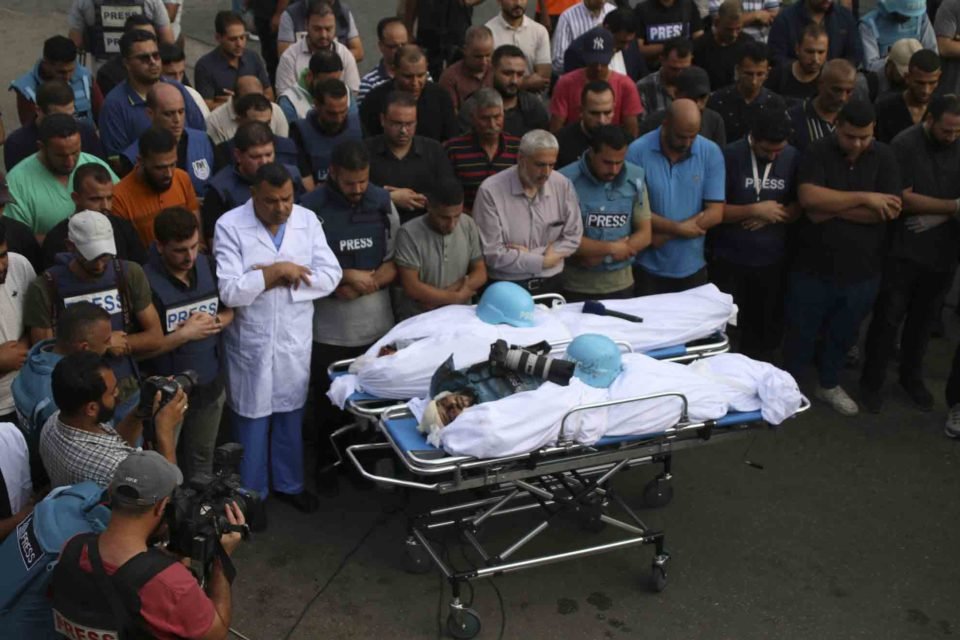 Amigos e parentes lamentam as mortes dos jornalistas palestinos Muhammad Sobh e Saeed Al-Taweel, que foram mortos ataques aéreos israelenses - metrópoles
