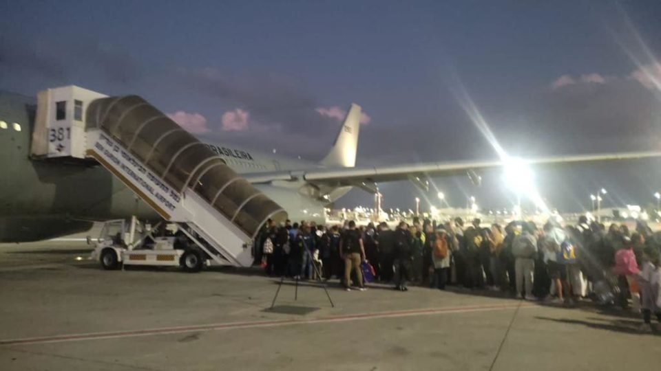 Imagem colorida de embarque de repatriados brasileiros de israel