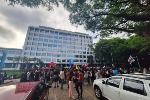 imagem colorida mostra protesto em frente a prédio da reitoria da usp - metrópoles