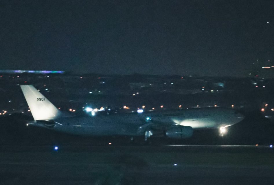 avião airbus pousando em Brasília com os primeiros passageiros que fogem do conflito entre Israel e o grupo palestino Hamas