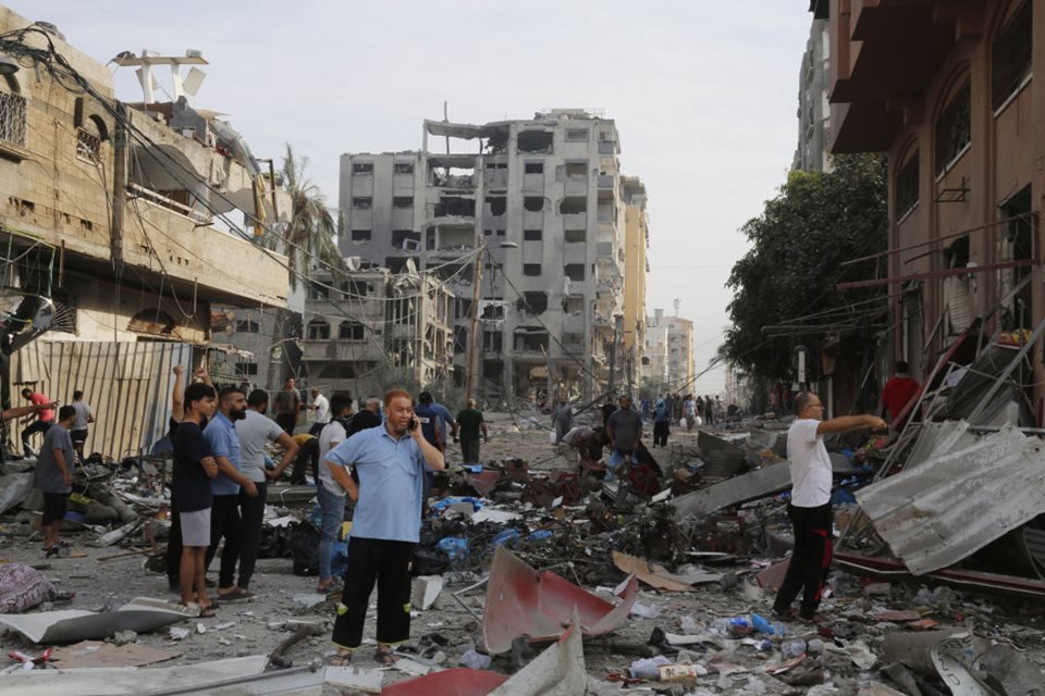 Imagem colorida mostra Cenas de destruição na Faixa de Gaza após ataque do Hamas a Israel. Governo brasileiro procura aeroportos para retirar cidadãos que moram na região - Metrópoles