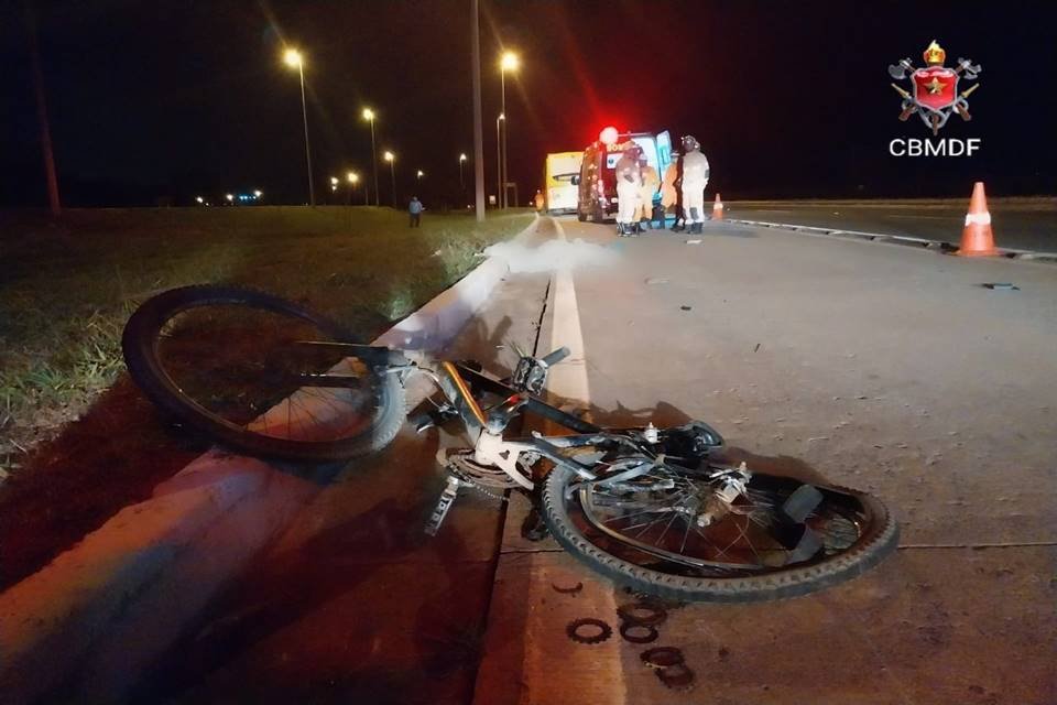 Em colisão com BMW, ciclista morre e pedestre é atingido por