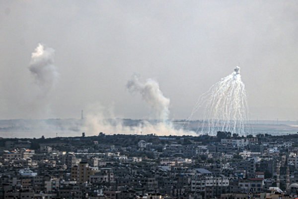 A fumaça sobe quando o Ministério das Relações Exteriores da Palestina alegou que Israel usou bombas de fósforo em seus ataques a áreas povoadas na Cidade de Gaza, Gaza, em 11 de outubro de 2023