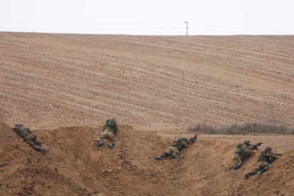 Os combates entre soldados israelenses e militantes islâmicos do Hamas continuam na área fronteiriça com Gaza