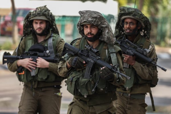 Soldados israelenses participam de uma caçada humana a um homem armado enquanto os combates entre as tropas israelenses e os militantes islâmicos do Hamas continuam