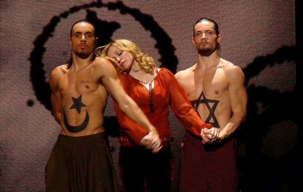 Madonna com dançarinos judeu e palestino mulçumanos na Confession Tour