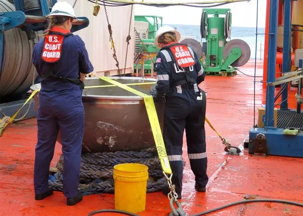 Foto da traseira da embarcação Titan