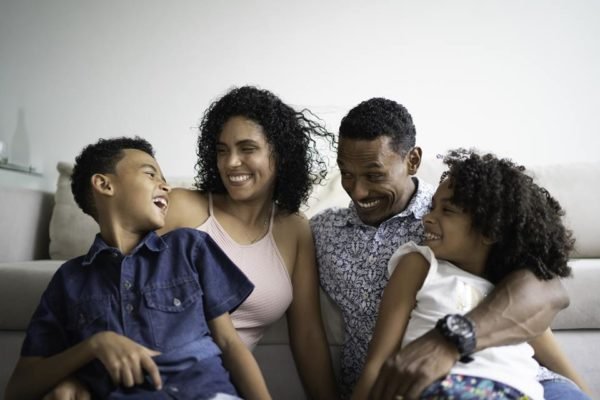 Foto colorida de uma família negra - Metrópoles