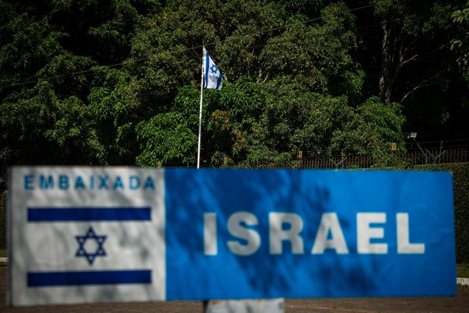 Brasileiros procuram embaixada de Israel se voluntariando para