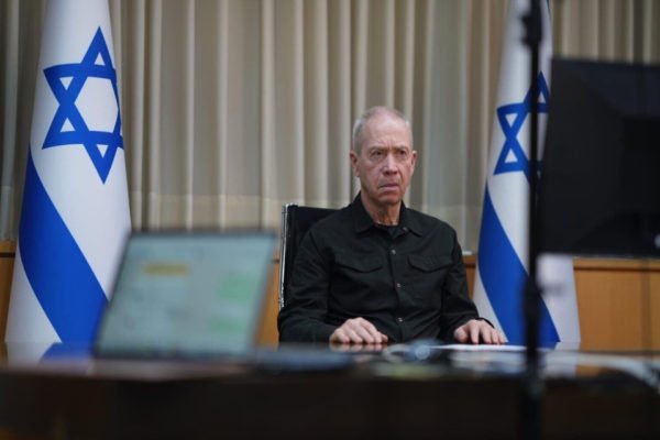 Imagem colorida do ministro da Defesa de Israel, Yoav Gallant, na OTAN - Metrópoles