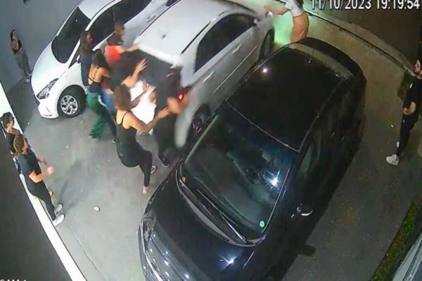 Mulher é agredida por motorista com carro estacionado em vaga de