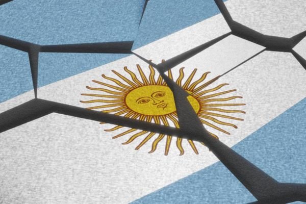 Imagem colorida da bandeira da Argentina em pedaços - Metrópoles