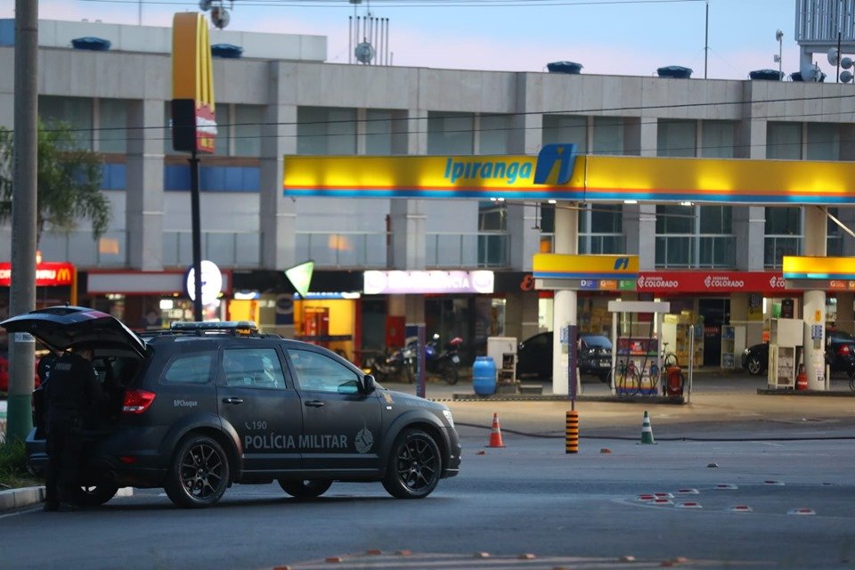 Carro preto da PMDF em primeiro plano; ao fundo, posto de combustíveis Ipiranga e poste com logo do McDonalds, em Sobradinho - Metrópoles
