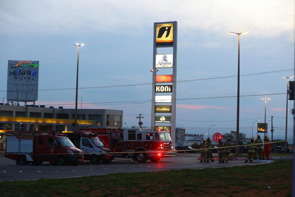 Carros do CBMDF na região de posto de combustíveis de Sobradinho, durante Operação Petardo, da PMDF; ao fundo, uma torre tem logos de diversas marcas